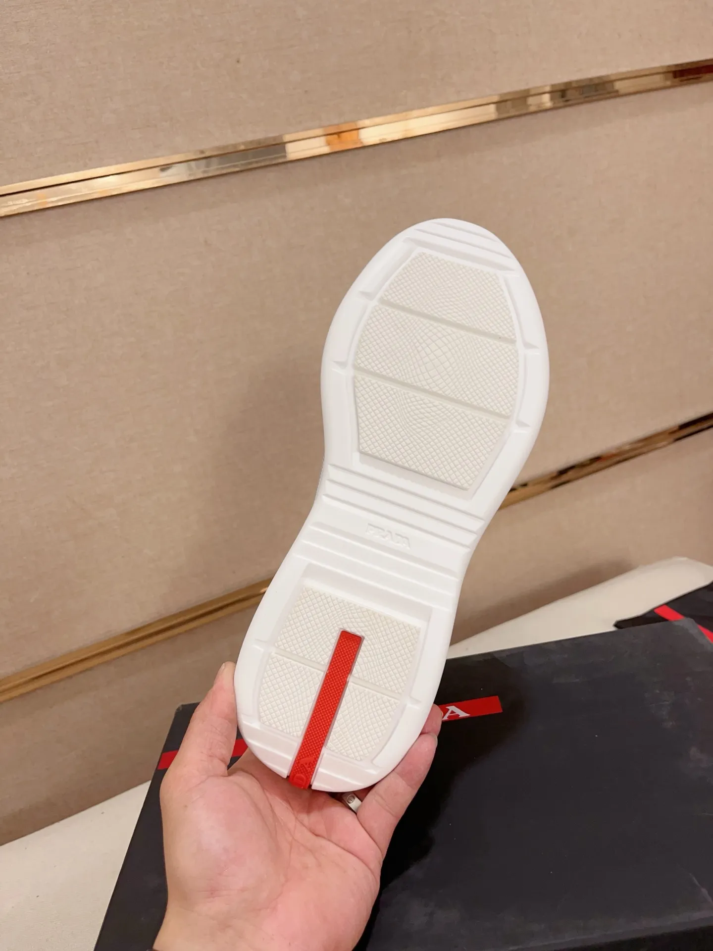 Men's shoes 💰 720💰 ✔️✔️✔️Top high version. High-quality new PRADA (Prada) counters are launched at the same time. The new men's shoes and 😘 fabrics are made of high-tech glue-making technology. Lining: Full cowhide lining. 👍🏿High-end☄️Open-molded non-slip rubber outsole, exquisite lines, simple and elegant, comfortable and high-end for leisure travel. Code number: 39 to 44 (can be customized 45-46-47, non-returnable)